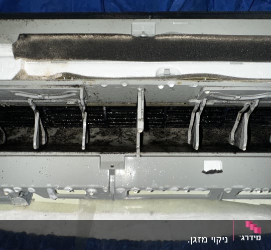 יחידת מיזוג אוויר עם לכלוך ורטיבות